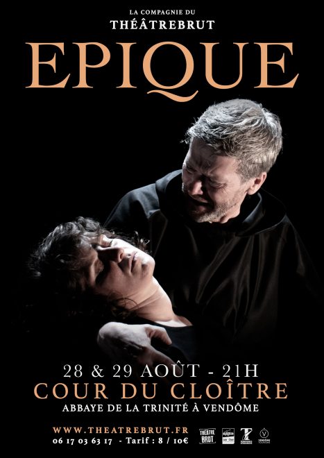 ÉPIQUE dans la cour du cloître